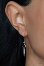 Load image into Gallery viewer, 🧡Paparazzi🧡Lip Sync Links🧡Silver🧡