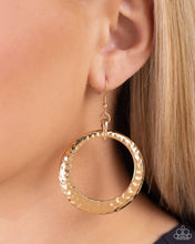 Load image into Gallery viewer, 🧡Paparazzi🧡Gallery Gear🧡Gold🧡Earrings
