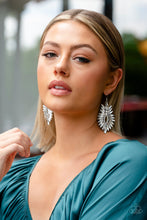 Load image into Gallery viewer, 🧡Paparazzi🧡Turn up the Luxe🧡White🧡
